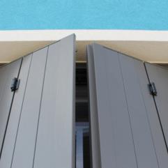 Scuri in alluminio - sistema a libro - tipologia alla padovana - colore grigio marmo antico 